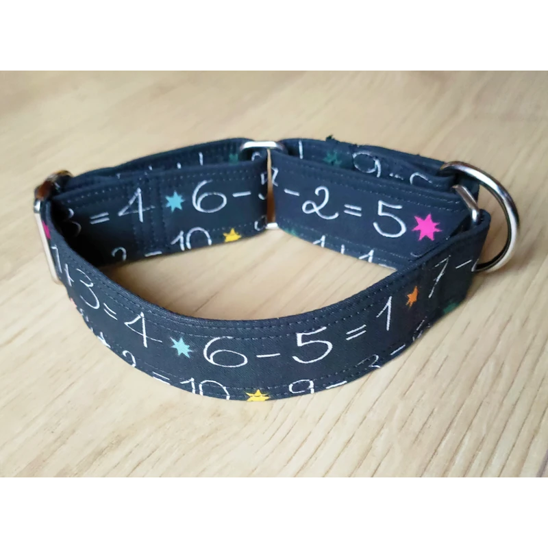 The Blue S | Chien | Collier Arythmetix | Calcul De Math Sur Fond Noir 4 The Blue S | Chien | Collier Arythmetix | Calcul De Math Sur Fond Noir – Image 2