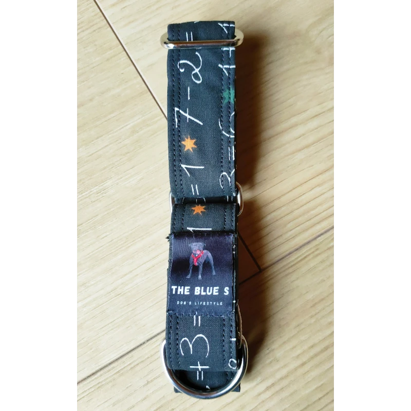 The Blue S | Chien | Collier Arythmetix | Calcul De Math Sur Fond Noir 5 The Blue S | Chien | Collier Arythmetix | Calcul De Math Sur Fond Noir – Image 3