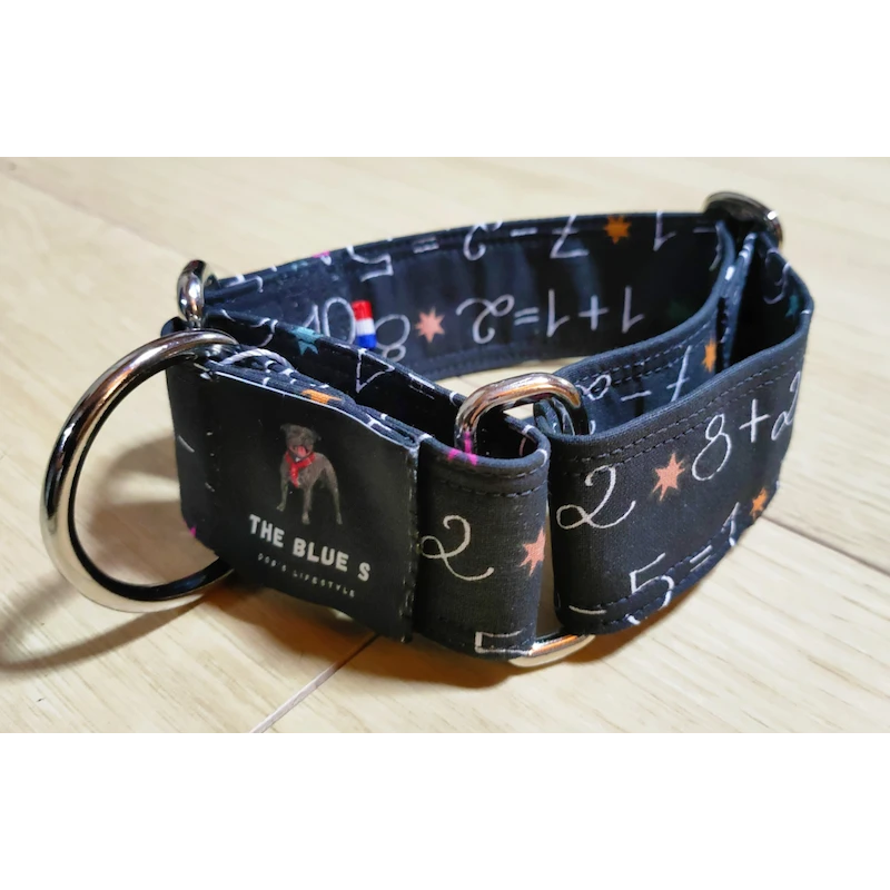 The Blue S | Chien | Collier Arythmetix | Calcul De Math Sur Fond Noir 7 The Blue S | Chien | Collier Arythmetix | Calcul De Math Sur Fond Noir – Image 5